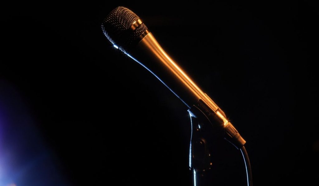 microphone ready to be used at an improv bar