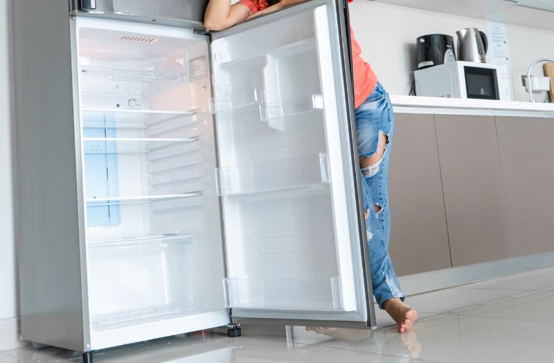 airing a fridge at home